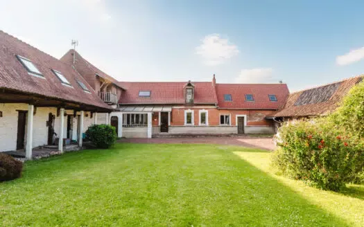 CORPS DE FERME AVEC TERRAINS CONSTRUCTIBLES – NOMBREUSES POS