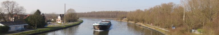 vue panoramique d'une péniche sur la Deule à Bauvin