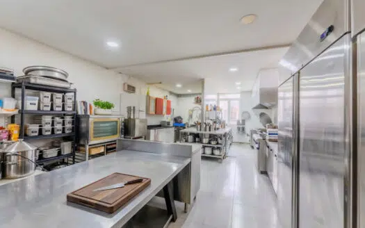 MAISON AVEC FONDS DE COMMERCE   EMPLACEMENT IDÉAL