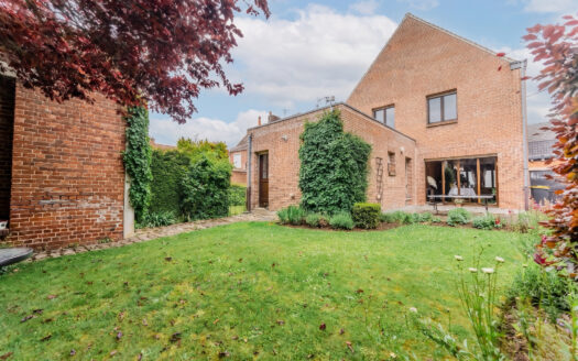 MAISON IDÉALEMENT SITUÉE AU COEUR DU VILLAGE !