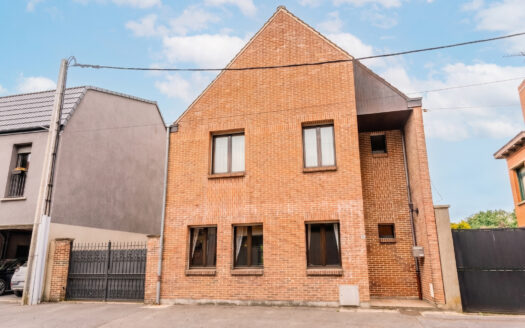 MAISON IDÉALEMENT SITUÉE AU COEUR DU VILLAGE !
