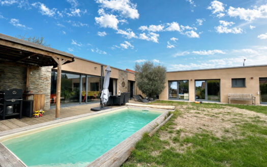 SUPERBE PLAIN-PIED AVEC PISCINE ET BEAUX VOLUMES !