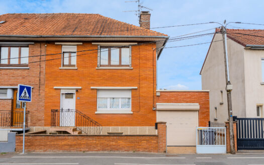 MAISON SEMI-INDIVIDUELLE – BEAU POTENTIEL !