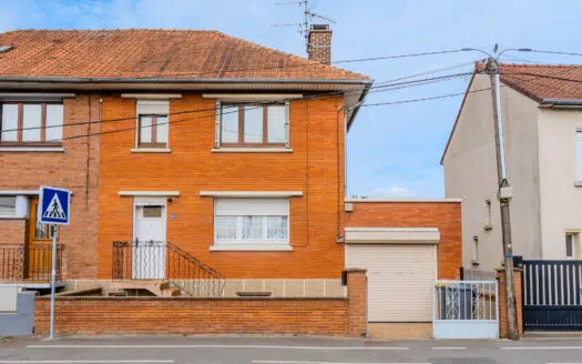 MAISON SEMI-INDIVIDUELLE – BEAU POTENTIEL !