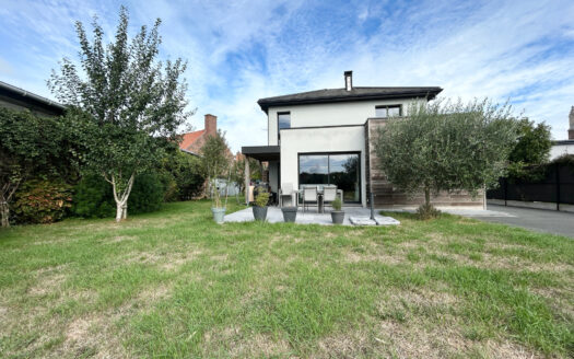 MAISON CONTEMPORAINE EN SEMI-PLAIN-PIED
