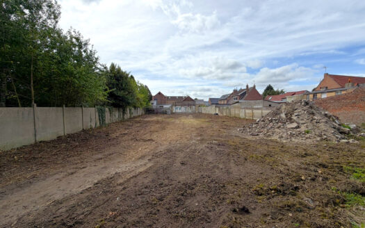 TERRAIN DE PLUS DE 1000M2 !