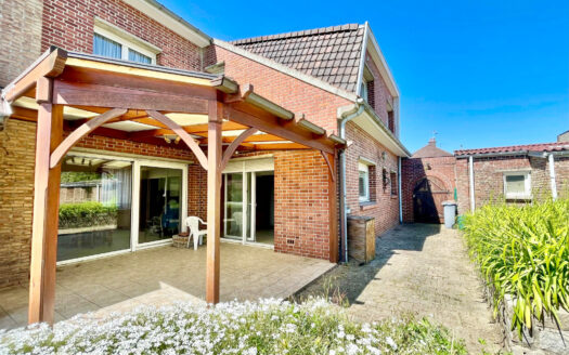 MAISON FAMILIALE AVEC JARDIN ET GARAGE !