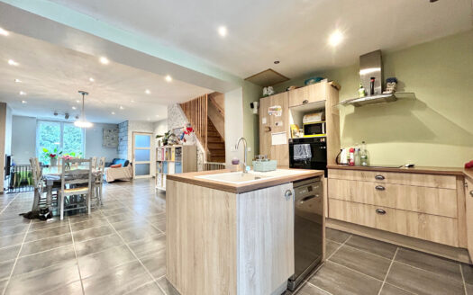 MAISON AUX BEAUX VOLUMES AVEC JARDIN ET STATIONNEMENT PRIVAT