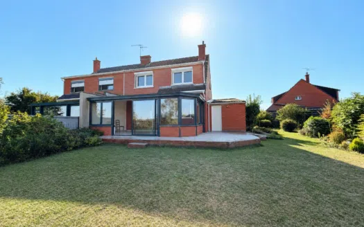 MAISON SEMI-PLAIN-PIED AVEC GRAND JARDIN ET VUE SUR LES CHAM